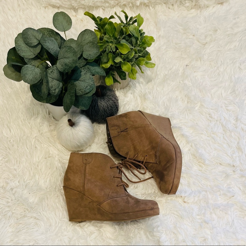 Tan wedges Booties
